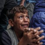 Anak Palestina menangis karena genosida zionis